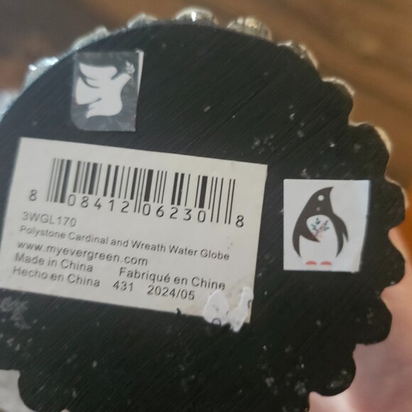 My Evergreen Cardinal in a Wreath Snowglobe - Picture 4 of 4